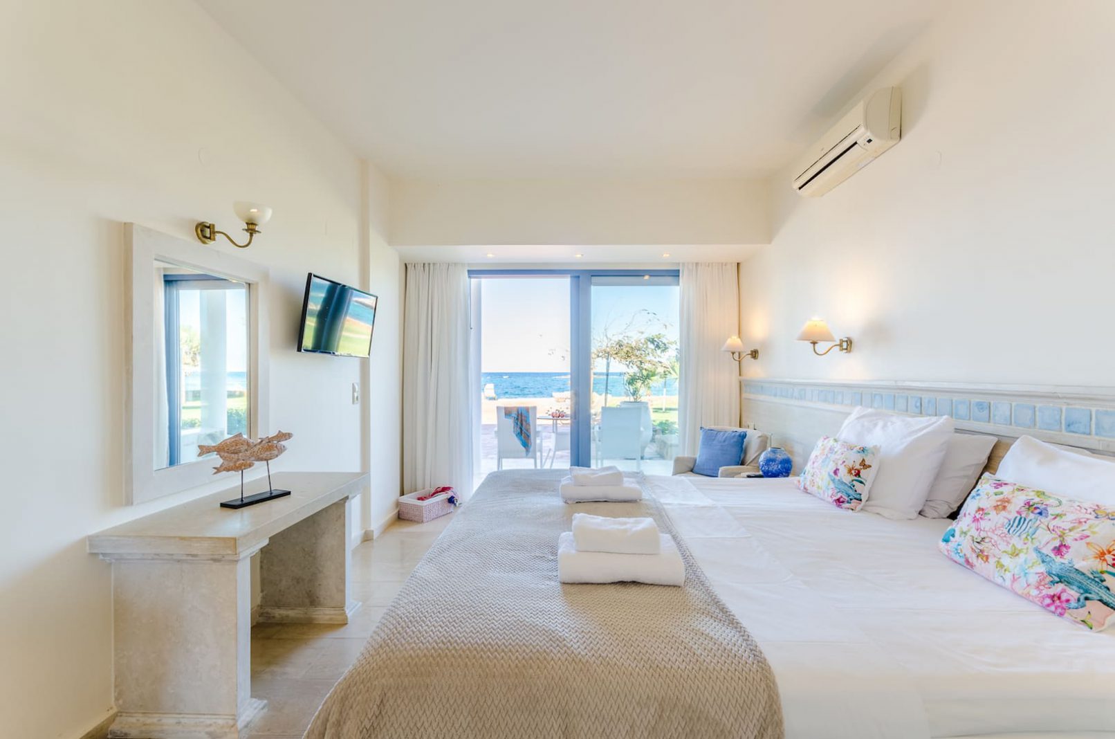 Studio with Sea & Pool View