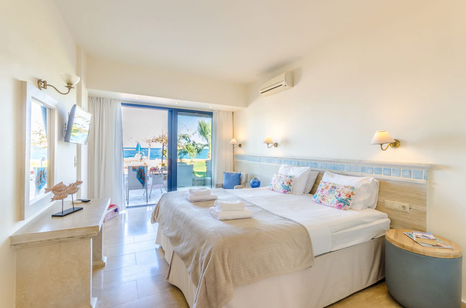 Studio with Sea & Pool View